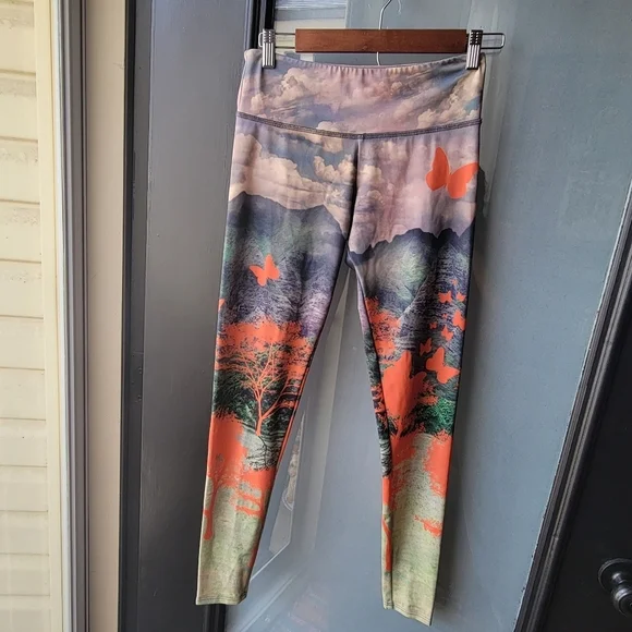 ONZIE BUTTERFLY TREE NATURE GRAPHIC WORKOUT LEGGINGS SIZE S/M EXCELLENT! - Picture 2 of 9